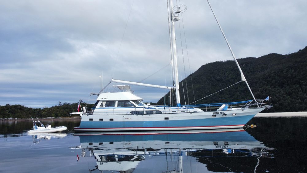 Yate Betty Ann 65 pies fondeado en un fiordo