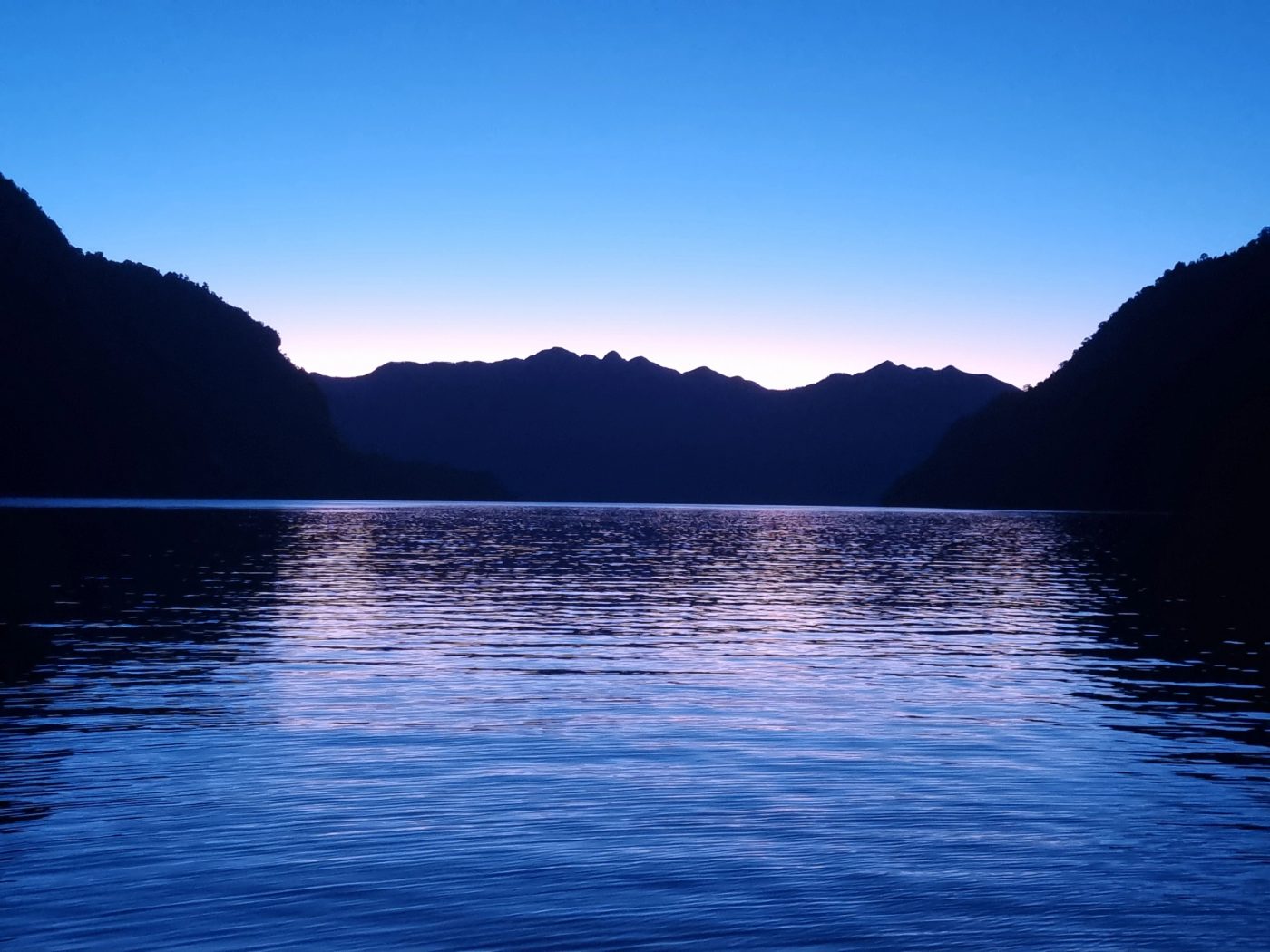 Fiordos de Cahuelmó con aguas cristalinas al atardecer
