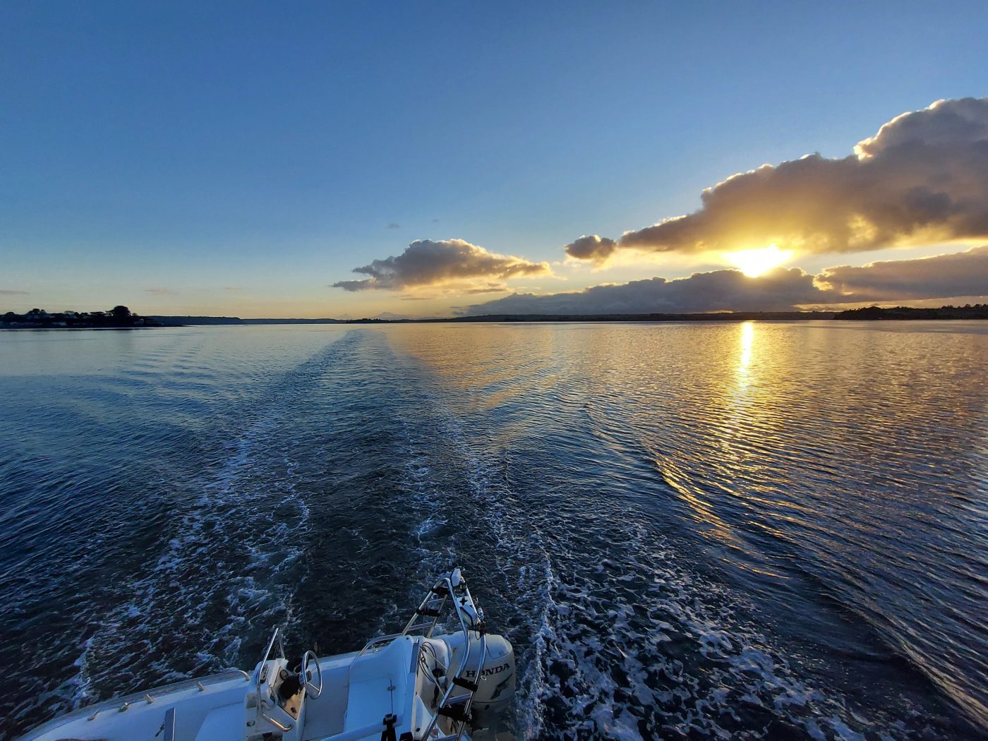 Atardecer navegando hacia el golfo rumbo a Chiloé