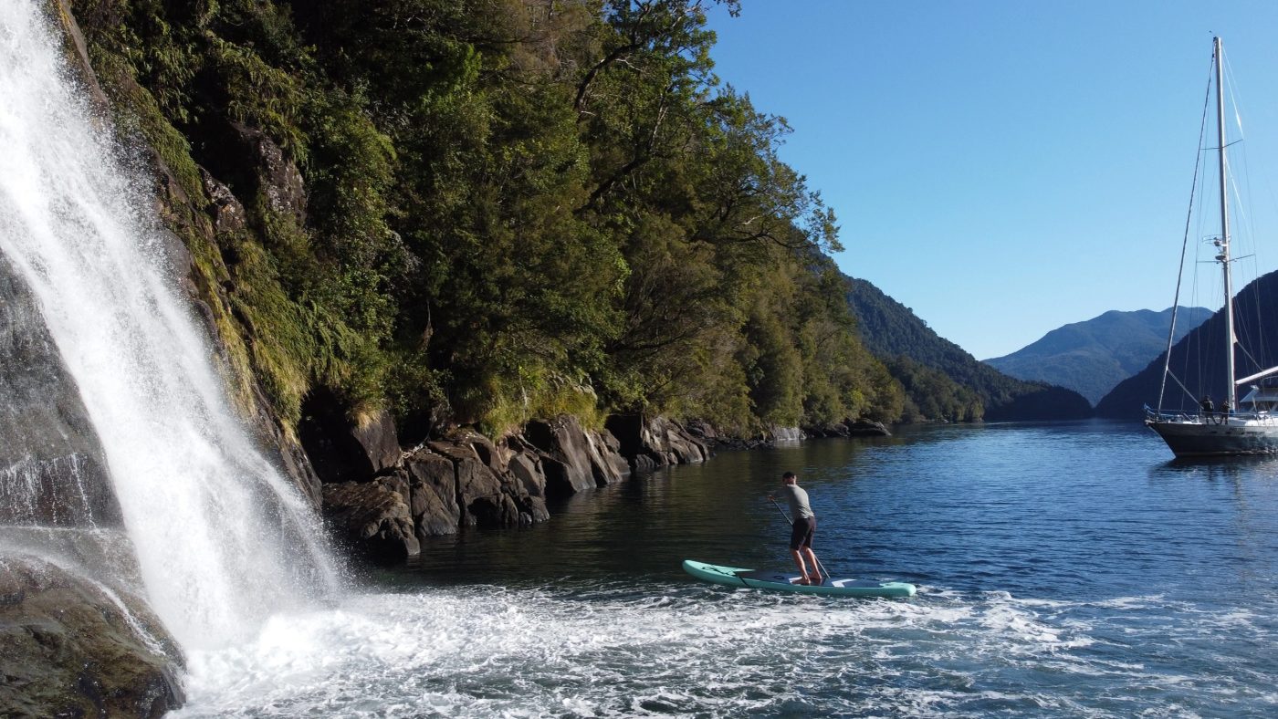 Cascada y fiordo en una zona insular remota de la Patagonia