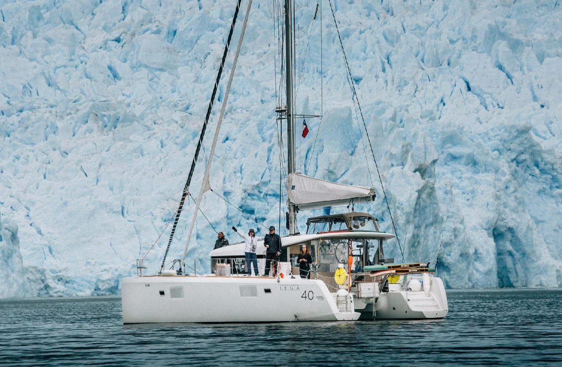 Catamarán frente al glaciar San Rafael